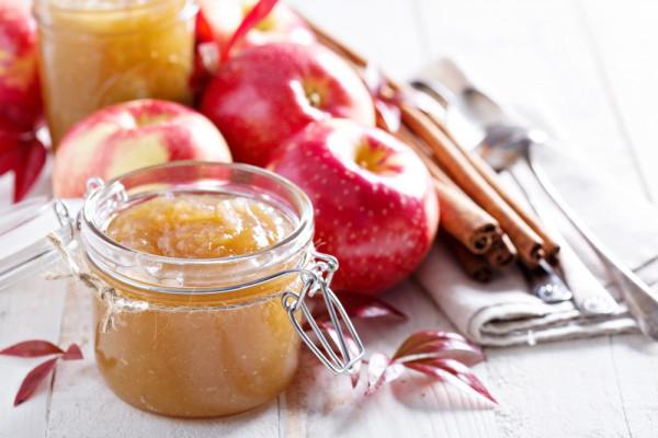 Confiture de pommes sur la table