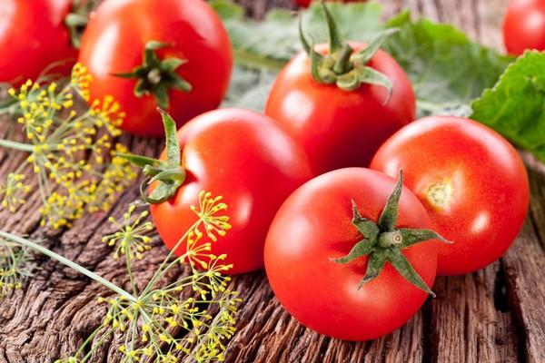 มะเขือเทศบนโต๊ะ