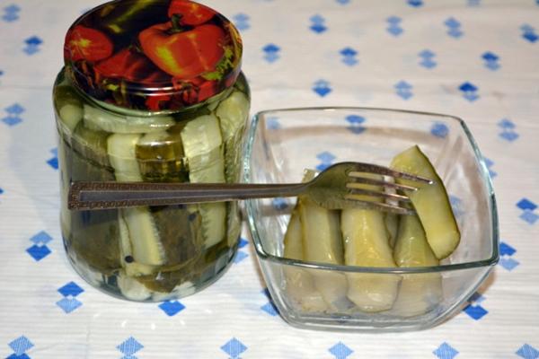 แตงกวาเลดี้ฟิงเกอร์ในชาม