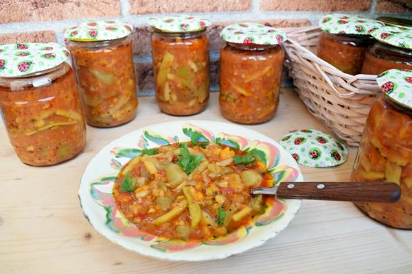 จานที่มีบวบและถั่ว