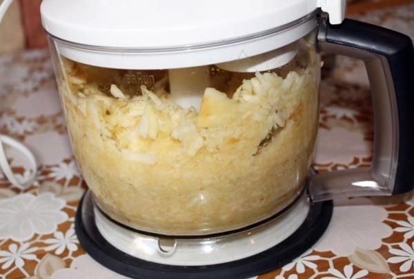 pommes dans un mixeur