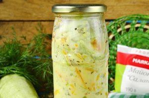 สูตรทีละขั้นตอนในการถนอมซูกินี่กับมายองเนสและกระเทียมสำหรับฤดูหนาว