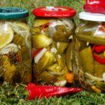 แตงกวารสเผ็ดกับพริกขี้หนูในขวด