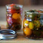 มะเขือเทศเชอร์รี่เค็มเล็กน้อยกับมัสตาร์ด