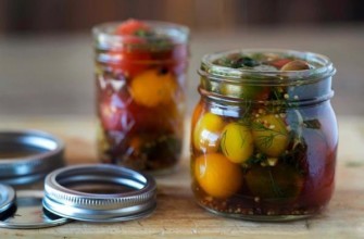 มะเขือเทศเชอร์รี่เค็มเล็กน้อยกับมัสตาร์ด