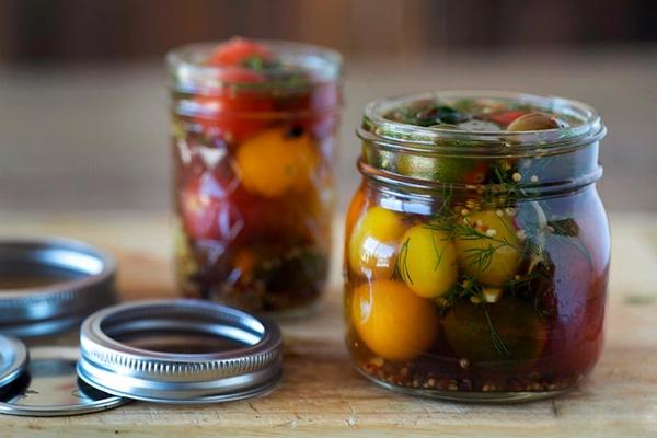 tomates cerises légèrement salées à la moutarde