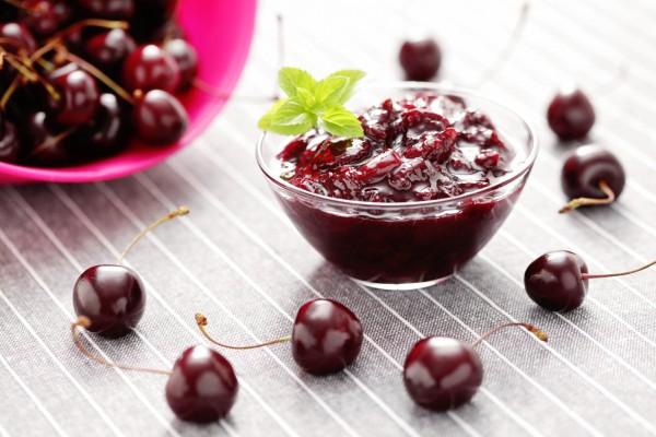 confiture de cerises dans un bol