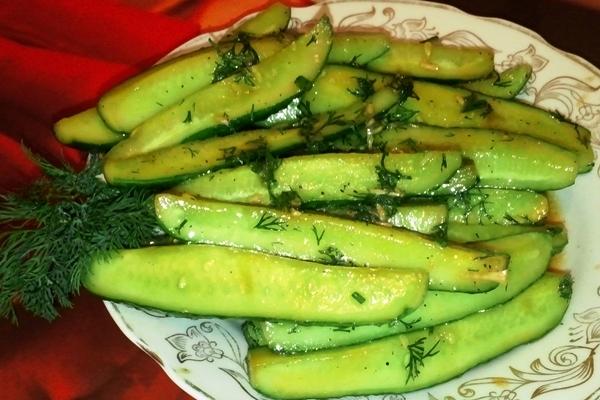 แตงกวาดองในจาน