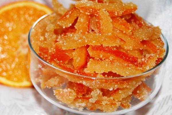 เปลือกส้มเชื่อมในชาม