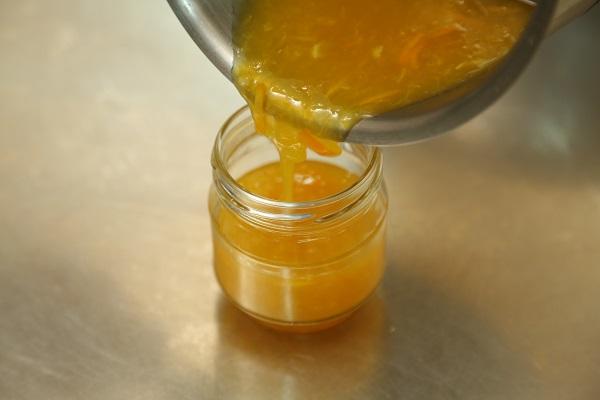 การเทแยมลงในขวด