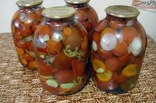 มะเขือเทศสไตล์บัลแกเรียกับหัวหอมและผักอื่นๆ