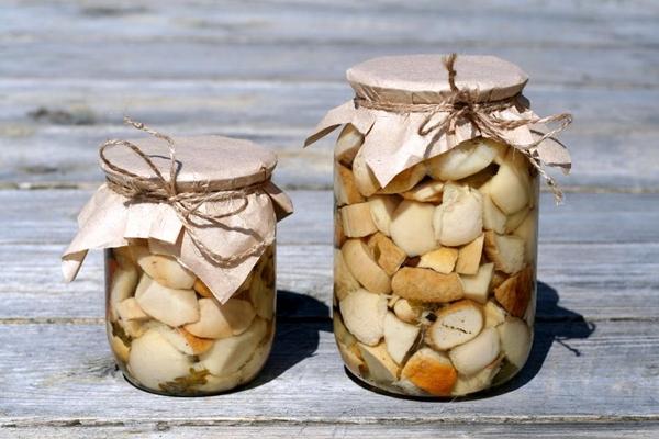 เห็ดพอชินีดองในขวดบนโต๊ะ