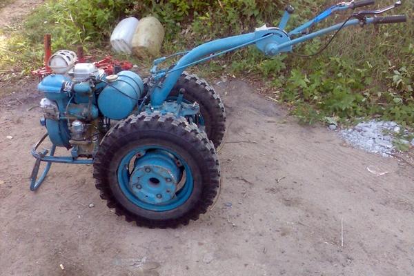 Tracteur à conducteur marchant MTZ