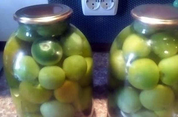 มะเขือเทศเขียวในน้ำแอปเปิ้ล