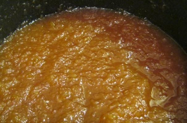 Le processus de fabrication de la confiture de pommes dans une mijoteuse
