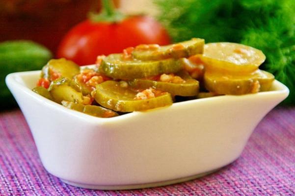 แตงกวาใน adjika ในชาม