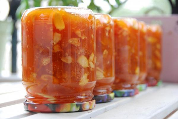 confiture de pêches et d'oranges en pots