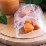 การแช่แข็งลูกพีชเป็นชิ้นๆ ในถุง