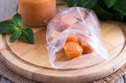 การแช่แข็งลูกพีชเป็นชิ้นๆ ในถุง