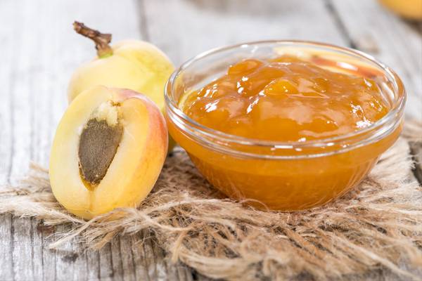 confiture de pêches dans un bol