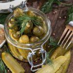 แตงกวาในน้ำสลัดมัสตาร์ดจากขวด