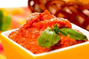 สูตรอาหารเรียกน้ำย่อยมะเขือเทศและพริกสำหรับฤดูหนาว การเตรียมส่วนผสม และระยะเวลาในการเก็บรักษา