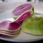 หัวไชเท้าสีชมพูบนจาน