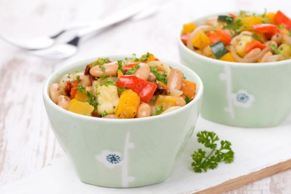 จานที่มีถั่วและบวบ