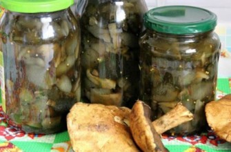 เห็ดโบเลตัสดองในขวดบนโต๊ะ