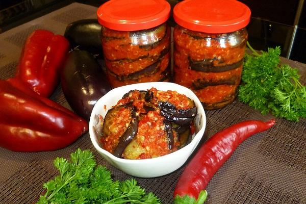 มะเขือยาวในชามและขวด