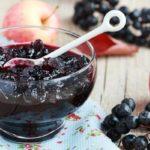 แยมโช้กเบอร์รี่กับแอปเปิ้ลในชาม