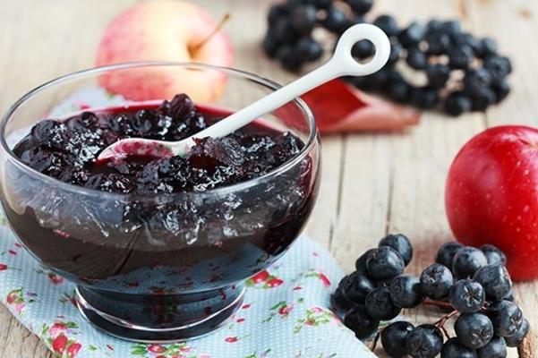 แยมโช้กเบอร์รี่กับแอปเปิ้ลในชาม