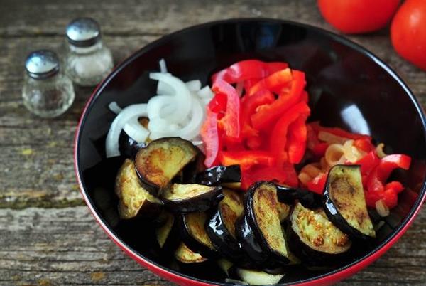 มะเขือยาวกับหัวหอมและพริก