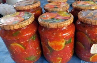 แตงกวาใน adjika ในขวด