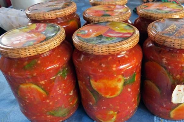 แตงกวาใน adjika ในขวด