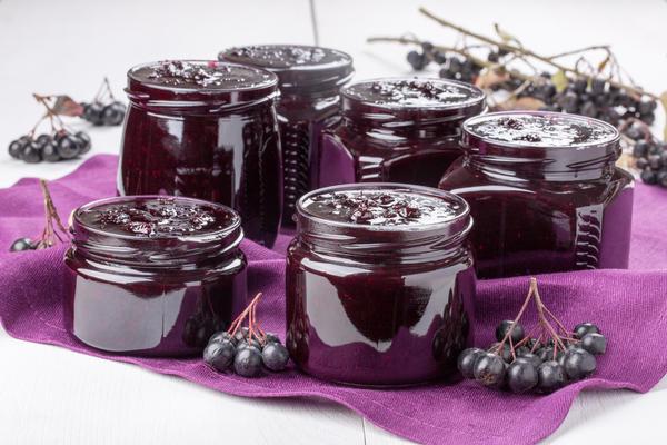 Confiture d'aronia noir en bocaux