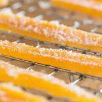 เปลือกส้มเชื่อมบนโต๊ะ