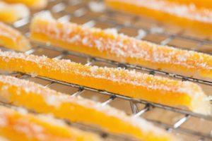 สูตรทำเปลือกส้มเชื่อมแบบรวดเร็วทีละขั้นตอนที่บ้านและวิธีเก็บรักษา