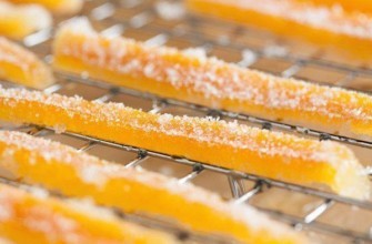 vỏ cam kẹo trên bàn