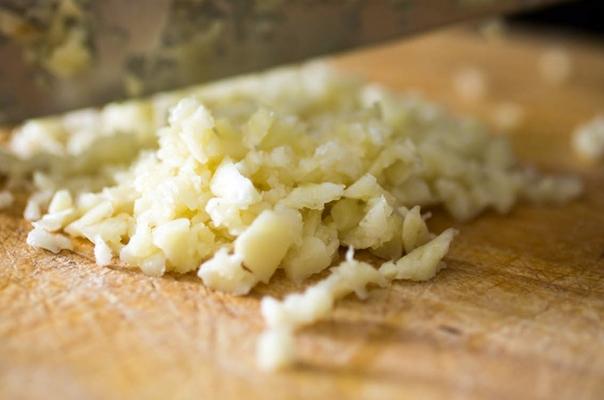 กระเทียมสับบนเขียง