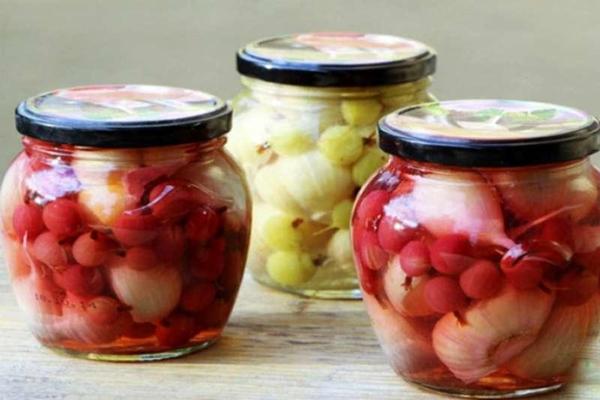 กระเทียมดองกับลูกเกดในขวดเล็ก