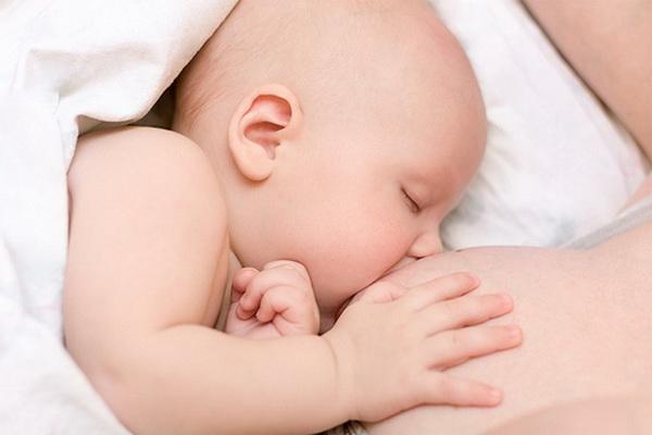 la mère allaite son bébé