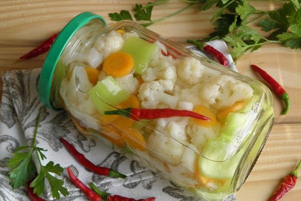 กะหล่ำดอกและผักอื่นๆ ในขวด