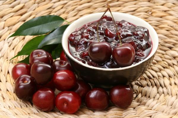 confiture de cerises dans un bol