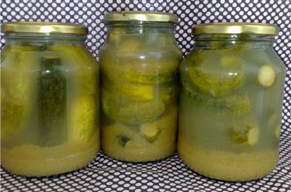 แตงกวาในน้ำแอปเปิ้ลผสมสะระแหน่สำหรับฤดูหนาว