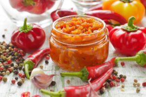 สูตรทำ adjika มะเขือเทศดิบกับแอสไพรินสำหรับฤดูหนาว ไม่ว่าจะปรุงหรือไม่ปรุงก็ได้