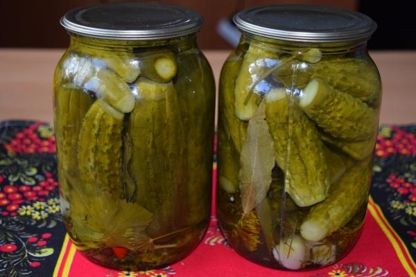 แตงกวากับผักชีลาวในขวดโหล