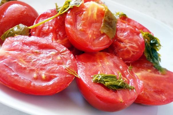 มะเขือเทศเชอร์รี่ดองบนจาน