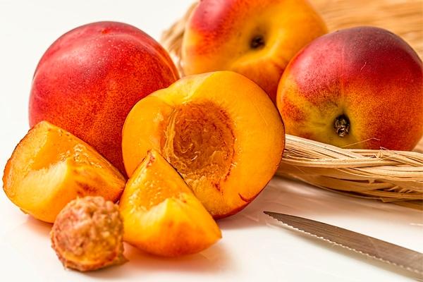 ลูกพีชบนโต๊ะ