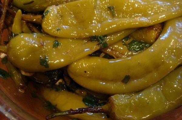 piments tsitsak marinés prêts à l'emploi